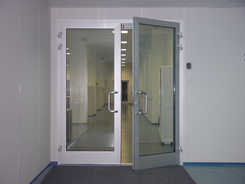 Преимущества входных алюминиевых дверей и их конструктивные особенности [советы по выбору]