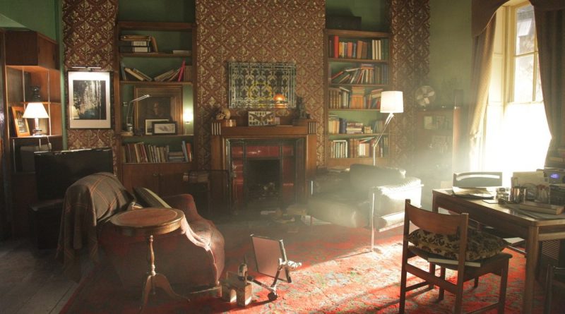 Как стилизовать ваше жилье под комнату из сериала «Шерлока»