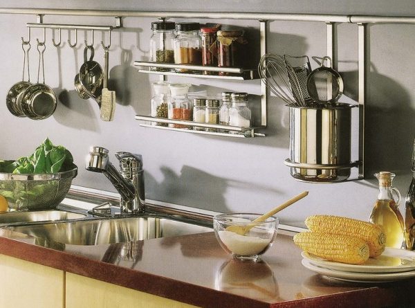 Как необычно спрятать газовую трубу на кухне?