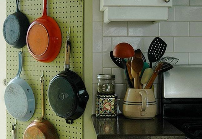 5 свежих решений по хранению сковородок на кухне