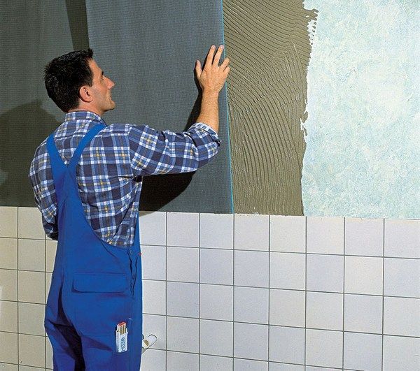 Выравнивание стен в ванной перед поклейкой обоев