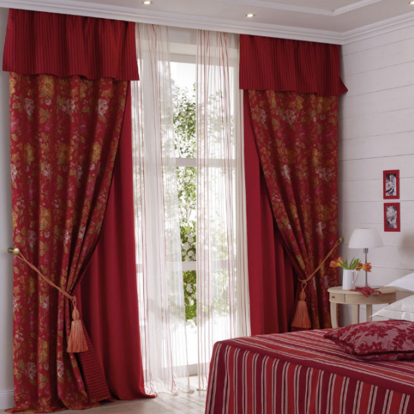 А вы знаете, как правильно применить бордовые шторы в интерьере комнат ?