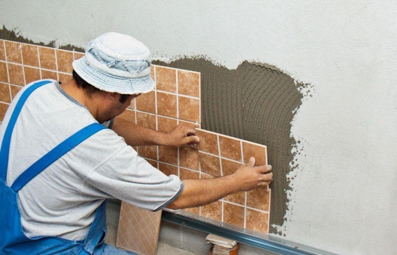 Плитка на бетонную стену: как клеить кафель, наклеить и класть правильно