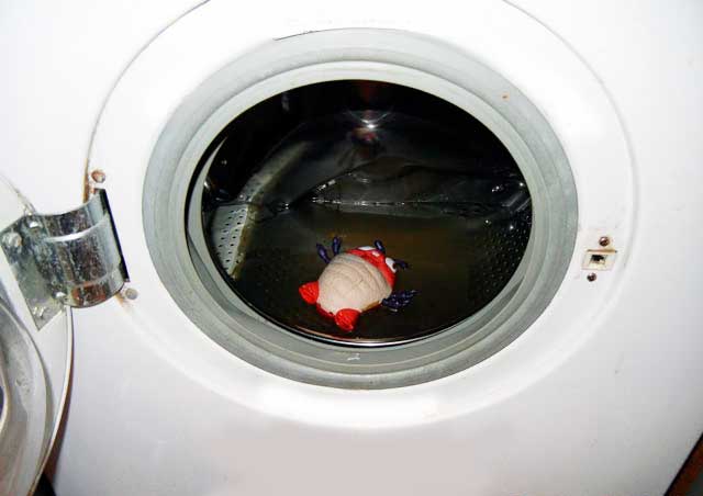 Почему стиральная машина не сливает воду и что делать?