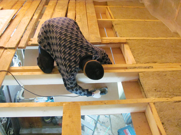 Как сделать черновой потолок по деревянным балкам своими руками