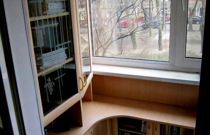 			Встроенные шкафы на балкон: эргономика и функционал		