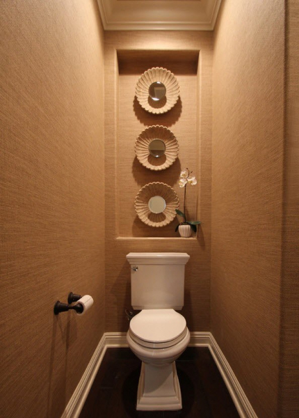 Дизайн туалета, оклеянного обоями