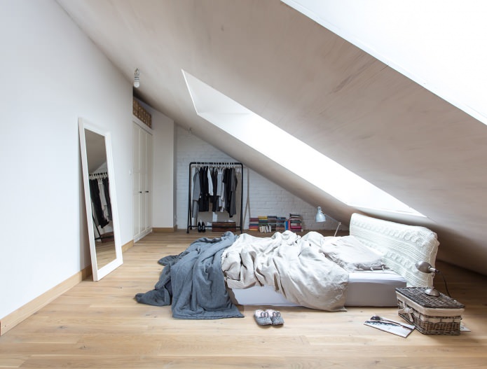 Мансардная спальня: особенности, рекомендации по оформлению, фото