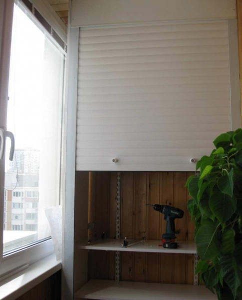 			Эргономичный шкаф на балкон с роль ставнями: удобство и компактность		
