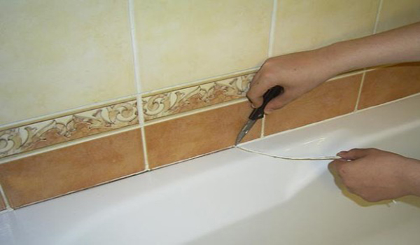 				Стыки и щели между ванной и стеной — что делать?