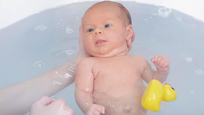 Купание новорожденного в большой ванне: видео инструкция