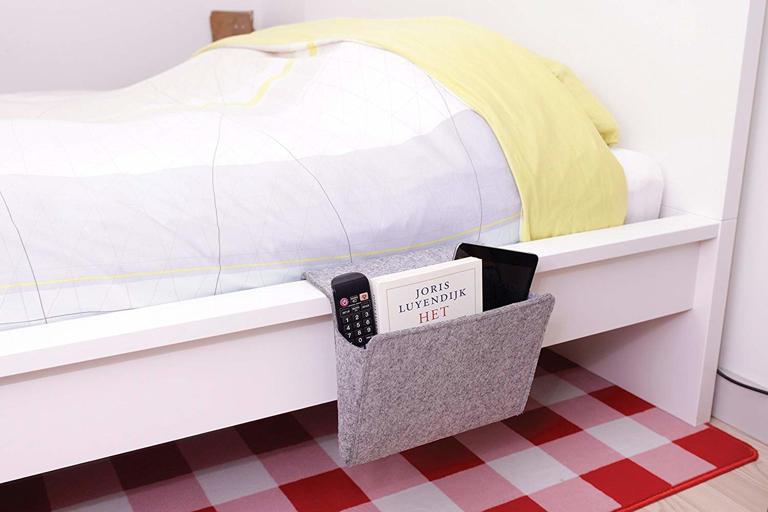 Тканевые кармашки: отличный органайзер для маленькой спальни