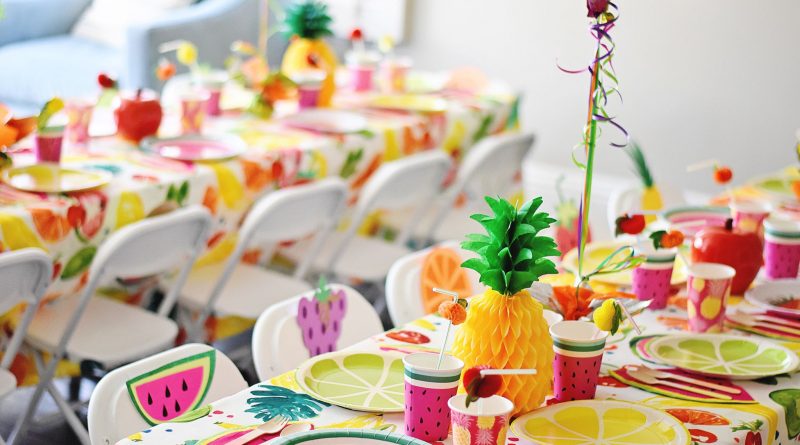 Как бюджетно декорировать стол для летней вечеринки с друзьями?