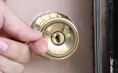 Как открыть дверь без ключа — если потерял?