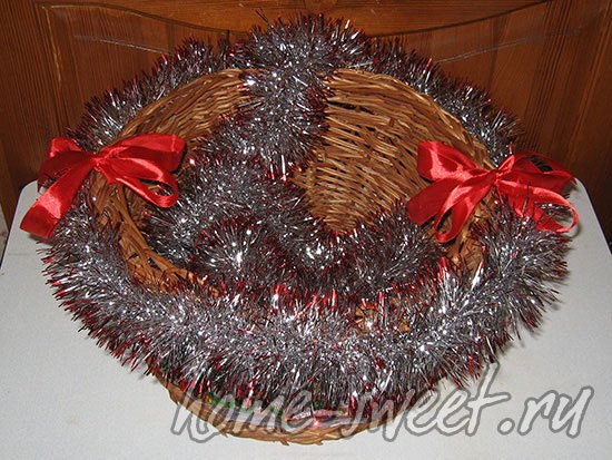 Декорируем плетеную корзину для подарков к Новому году 