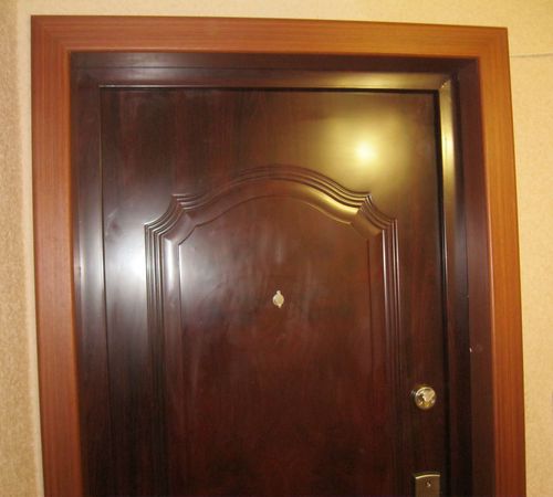 Отделка входной металлической двери: советы по выбору материалов