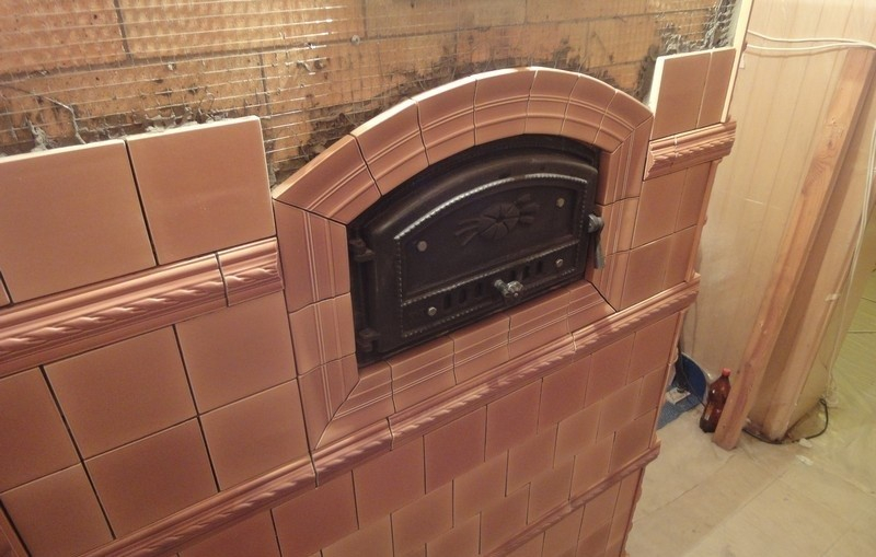 Варианты реставрации печи в доме с помощью керамической плитки