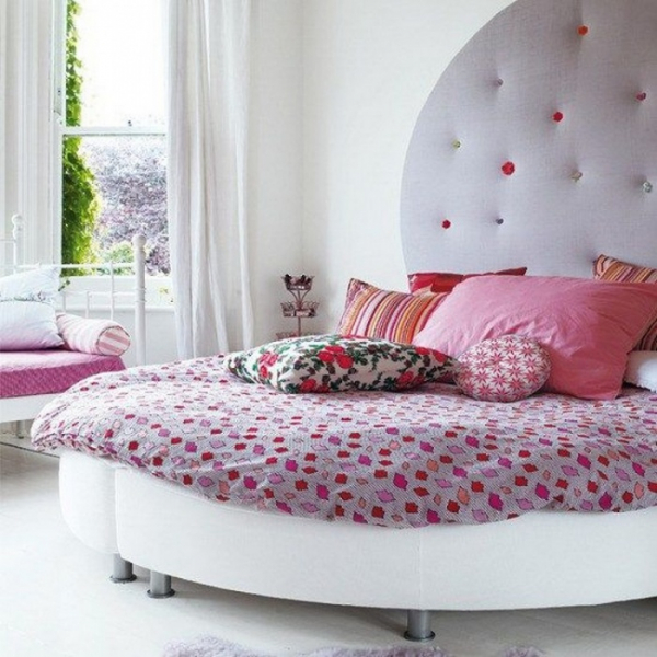 Круглая кровать в интерьере современной спальни: фото мебели, которая обладает комфортом и уютом (38 фото)