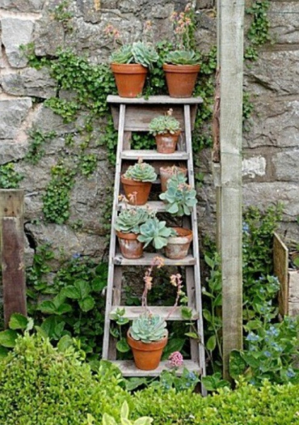 Этажерки, стремянки и лестницы как элемент садово-дачного декора (41 фото)