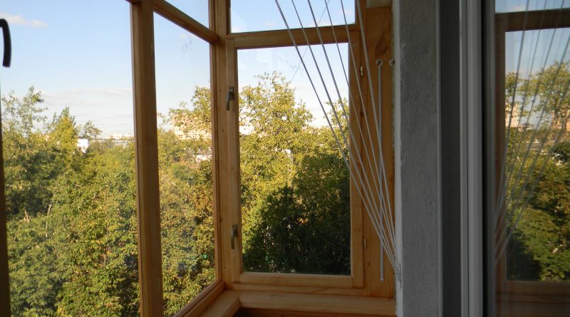 Остекление балкона деревянными рамами: чем дерево лучше пластика