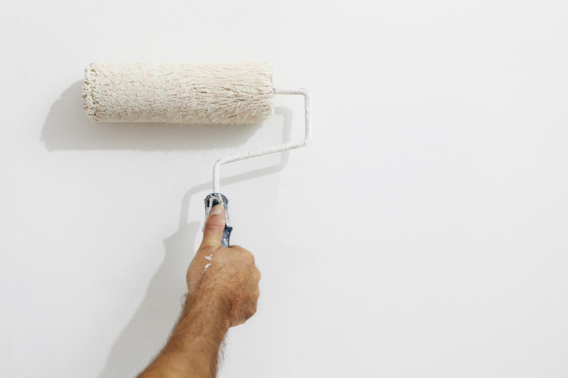 Как правильно красить стены валиком без полос? [советы «бывалых»]