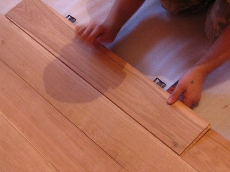Как правильно стелить ламинат на деревянный пол?
