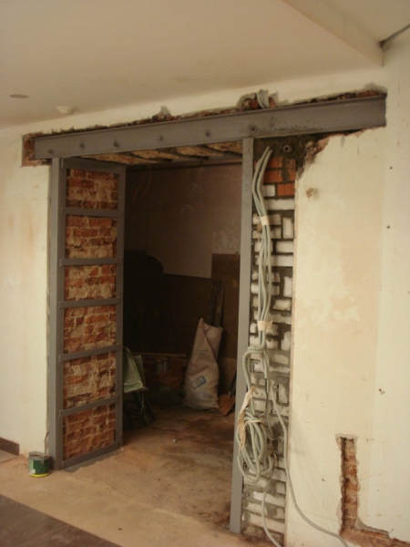 Дверной проем в несущей стене - необходимые инструменты и схемы