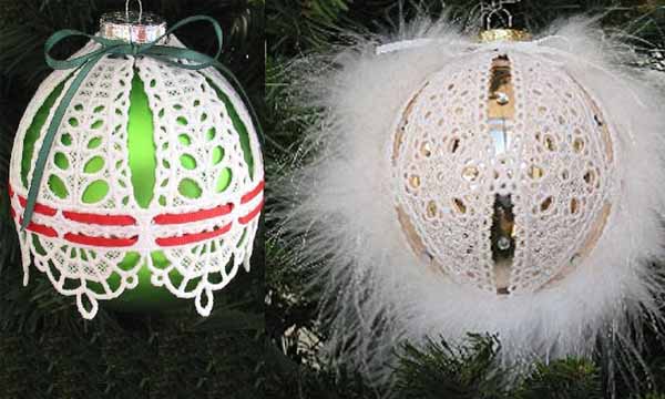 Декор новогодних шаров кружевом из клеенки