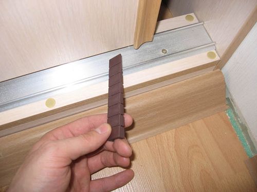 Как самостоятельно отрегулировать дверь шкафа-купе