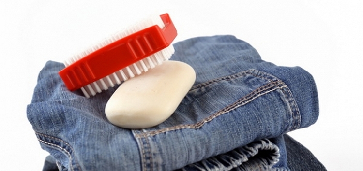 									Как удалить жирное пятно с одежды								