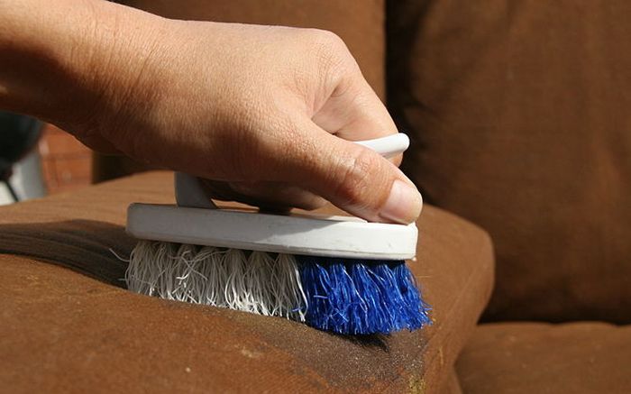 									Как почистить мягкую мебель в домашних условиях								