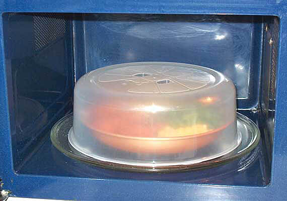 Уксус отчистит микроволновую печь за 5 минут