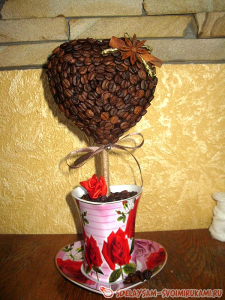 Топиарий из кофе и цветов в виде сердца с фото и видео