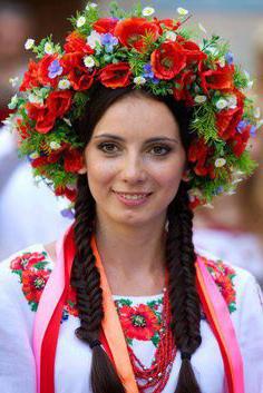 Свадебные венки на голову из живых цветов. Венок своими руками: крупные цветки в украинском стиле. Осенний венок своими руками: чудеса бумажного рукоделия детально