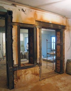 Дверной проем в несущей стене - необходимые инструменты и схемы