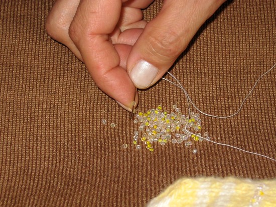 Как украсить варежки — техника вышивки бисером 