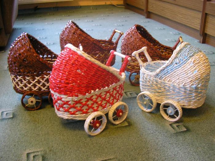 Плетение коляски - кашпо из газетных трубочек