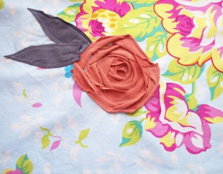 Аппликация цветка розы из ткани: мастер класс по пришиванию