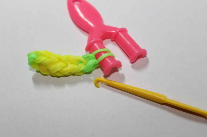 Плетение из резинок на рогатке для начинающих: браслеты и одежда для кукол