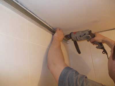 Потолок в ванной из гипсокартона: делать ли, и если делать, то как