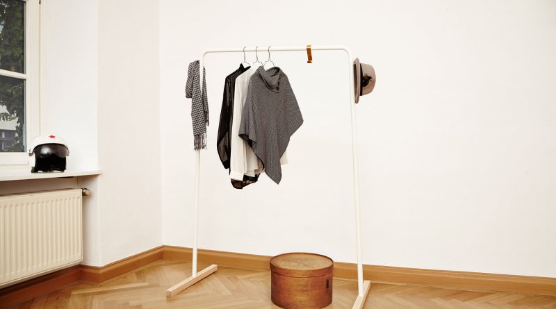Стильная напольная стойка для одежды [примеры использования в современном интерьере]