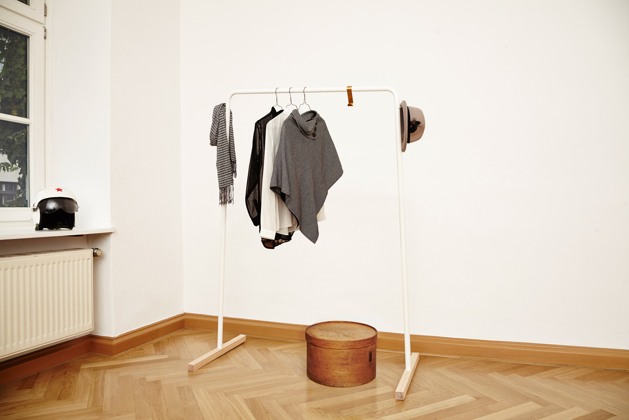 Стильная напольная стойка для одежды [примеры использования в современном интерьере]