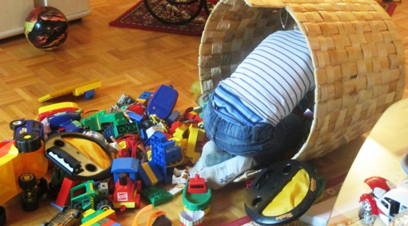 Организация игрушек первоклассника: как не отвлекаться от уроков?