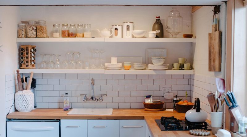 Открытые полки на кухне: актуально или уже устарело?