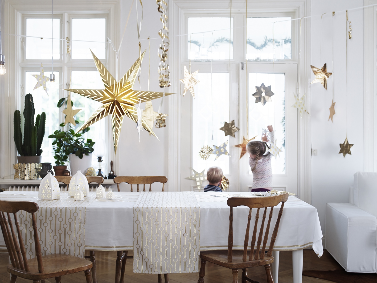Как просто и стильно украсить дом к зимним праздникам?