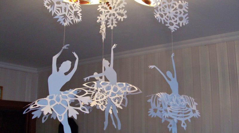 Самодельные снежинки в декоре квартиры: как использовать чтобы было стильно?