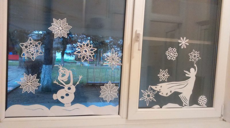 Как сделать новогодний декор во все окно?