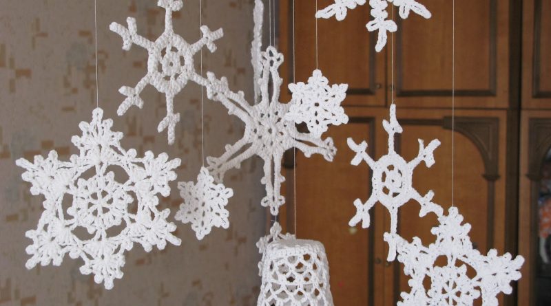 [Творчество дома] Вязаные снежинки — воздушный декор к Новому году