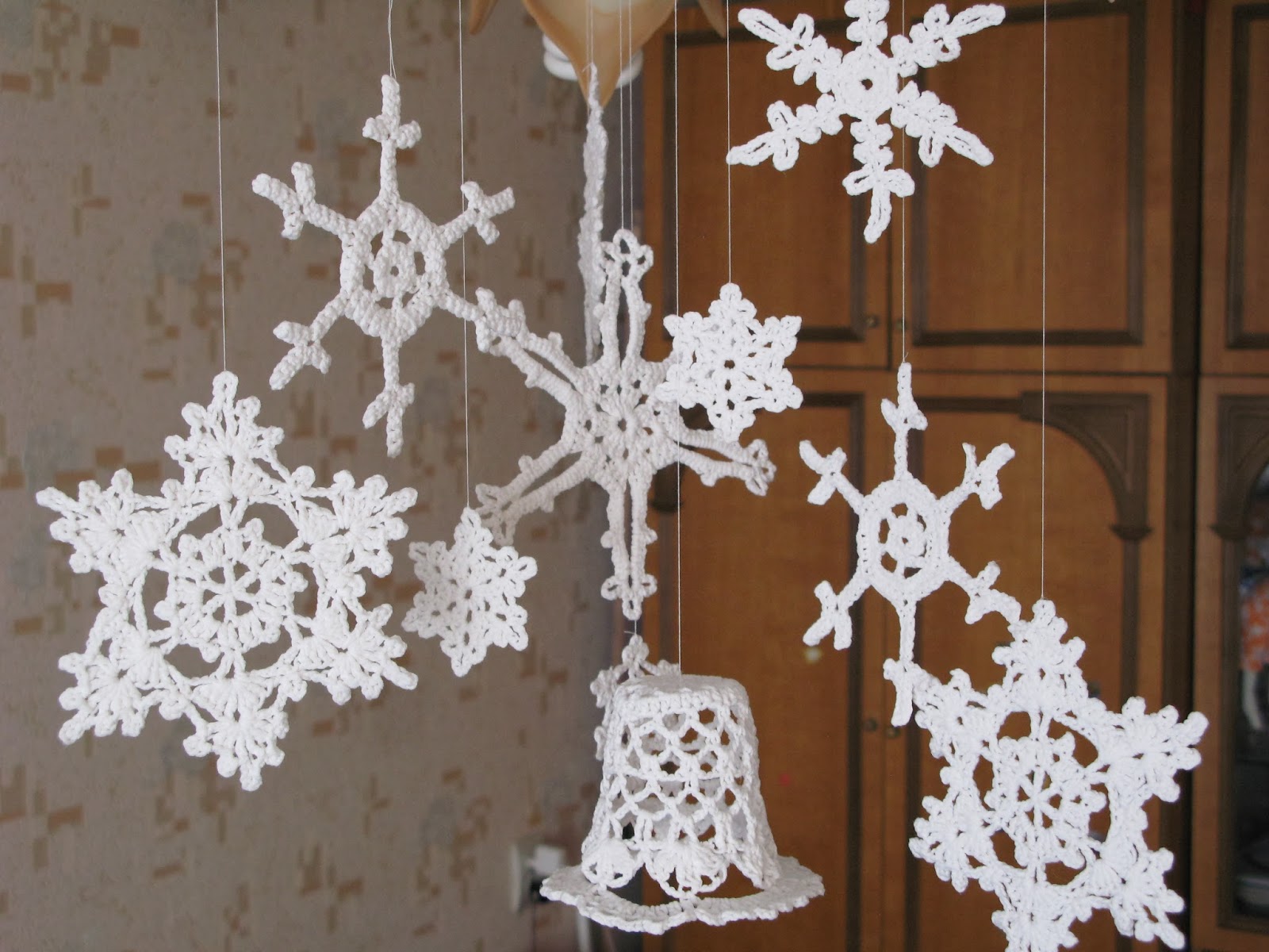[Творчество дома] Вязаные снежинки — воздушный декор к Новому году