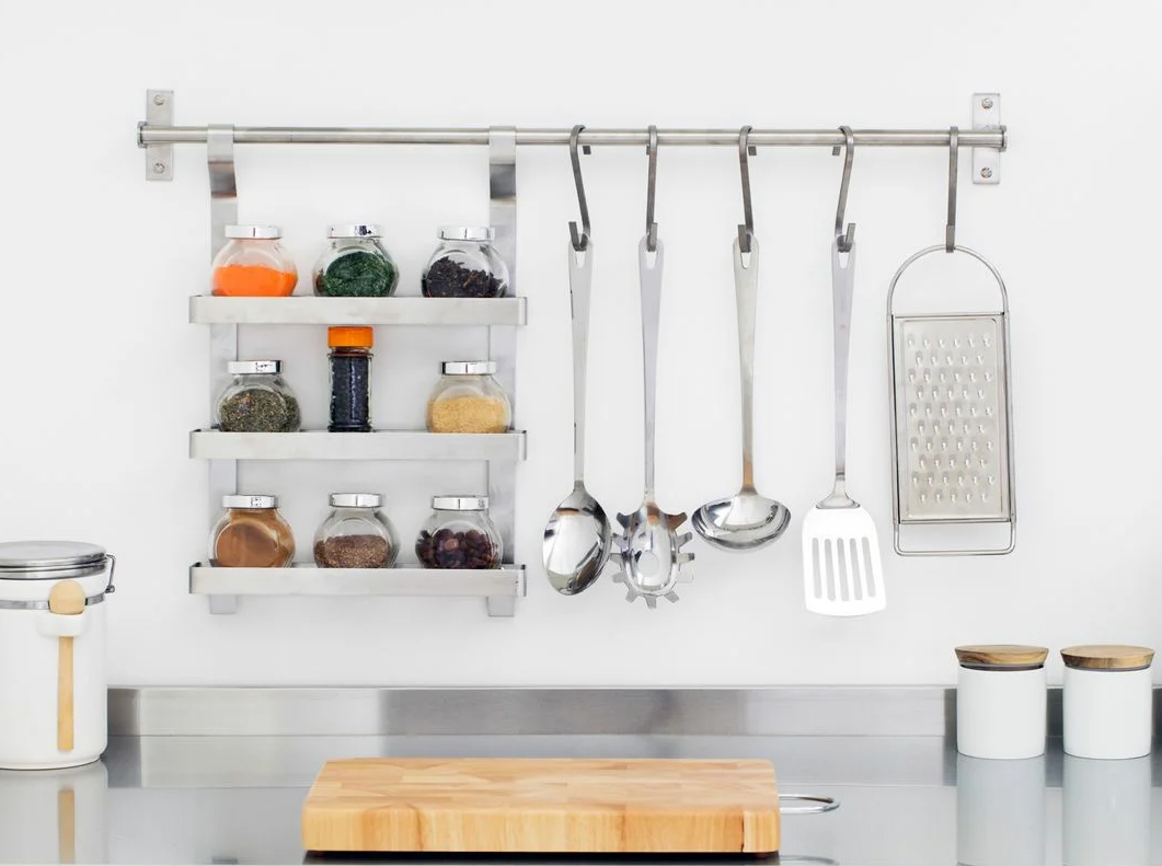 Столешница вместо подоконника: как еще сэкономить пространство на маленькой кухне?